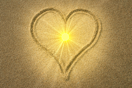 Symbol Sonne im Herzen auf Sand Herz Jesu Energetische Erfolgsstrategien